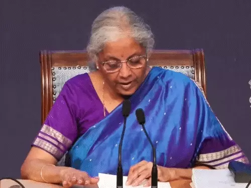 निर्मला सीतारमण ने आयकर अधिकारियों को दी सख्त नसीहत, कहा- आम जनता को दफ्तरों के चक्कर न लगवाएं