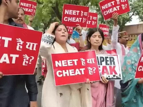 कॉकरोच जनता पार्टी’ के समर्थन में मार्च कर रहे 8 सपा सांसद हिरासत में, 2 घंटे बाद रिहा
