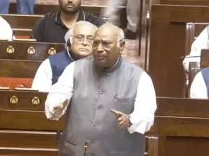 Parliament में विपक्ष का हंगामा, खड़गे बोले- पहले प्रधानमंत्री इस्तीफा दें, फिर होगी चर्चा