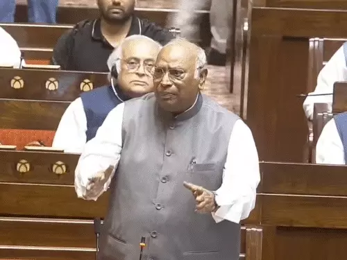 Parliament में विपक्ष का हंगामा, खड़गे बोले- पहले प्रधानमंत्री इस्तीफा दें, फिर होगी चर्चा