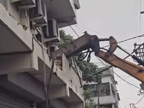 टीएमसी सांसद अभिषेक बनर्जी के अमतला स्थित पार्टी कार्यालय पर बुलडोजर कार्रवाई, हाईकोर्ट जाने की तैयारी