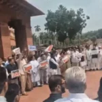 Parliament के बाहर सत्ता और विपक्ष आमने-सामने, राहुल गांधी और अखिलेश यादव भी प्रदर्शन में शामिल