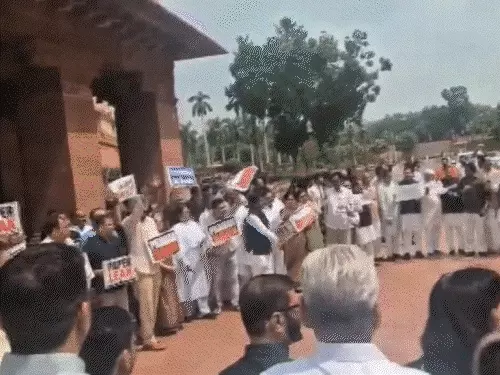 Parliament के बाहर सत्ता और विपक्ष आमने-सामने, राहुल गांधी और अखिलेश यादव भी प्रदर्शन में शामिल