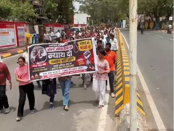 इंदौर पोस्टल असिस्टेंट हत्याकांड: आरोपी पति की गिरफ्तारी नहीं होने पर थाने का घेराव, न्याय की मांग तेज