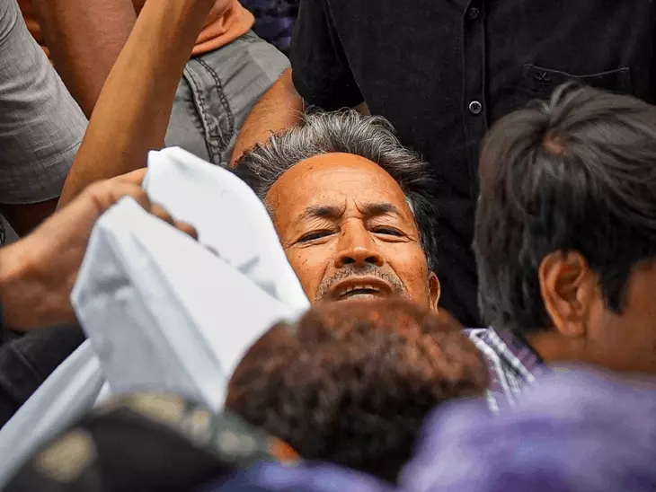 भूख हड़ताल के 21वें दिन अस्पताल ले जाए गए सोनम वांगचुक, डिहाइड्रेशन की पुष्टि; इलाज लेने से किया इनकार