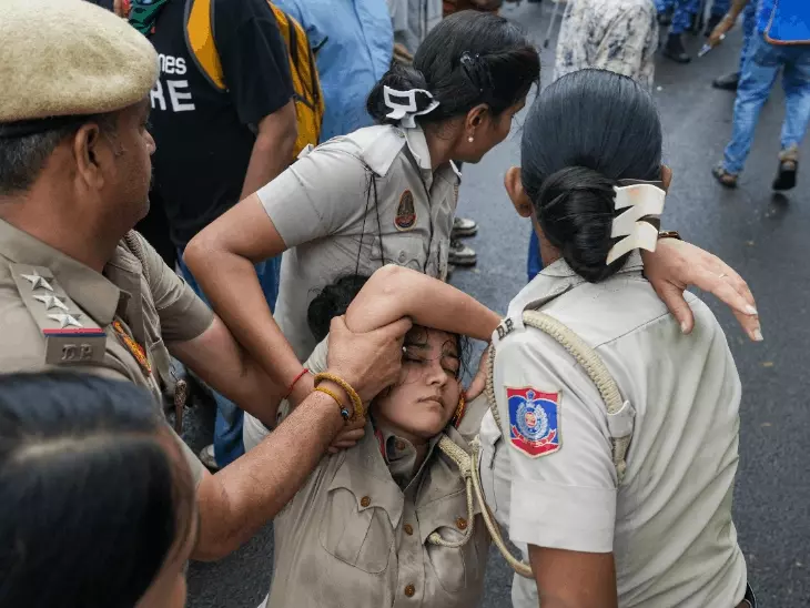 जंतर-मंतर से संसद मार्च के दौरान बवाल, प्रदर्शनकारियों और पुलिस में झड़प; कई घायल