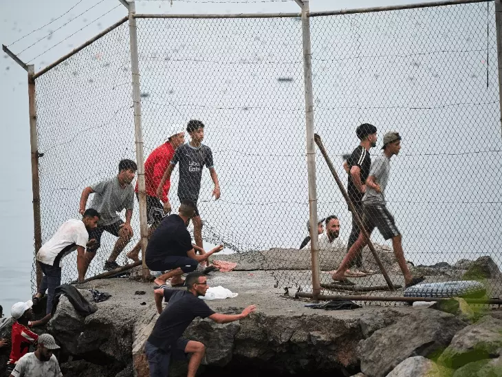 Spain Border Crisis: समुद्र पार कर पहुंचे हजारों Migrants, Morocco से आए लोगों में मची भगदड़