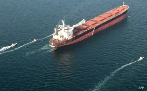 Hormuz Attack: होर्मुज जलडमरूमध्य में 3 जहाजों पर हमले, 15 भारतीयों वाले Omega Trader की सुरक्षा में जुटी भारतीय नौसेना