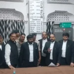 इंदौर जिला न्यायालय में फर्जी वकील पकड़ा गया, आठवीं पास युवक वकीलों की ड्रेस पहनकर घूम रहा था