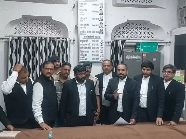 इंदौर जिला न्यायालय में फर्जी वकील पकड़ा गया, आठवीं पास युवक वकीलों की ड्रेस पहनकर घूम रहा था