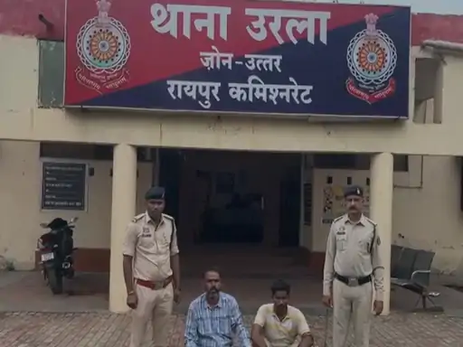 स्पंज आयरन से भरे ट्रक की हेराफेरी: 7 लाख की ठगी में दो आरोपी गिरफ्तार, फर्जी नंबर प्लेट लगाकर छिपाई पहचान
