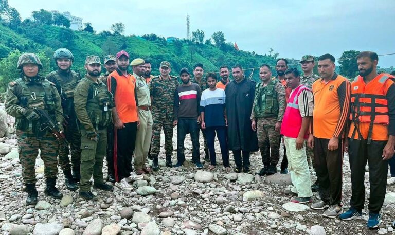 Rajouri Flood Rescue: बाढ़ के बीच Indian Army ने बच्चों समेत 11 लोगों की बचाई जान