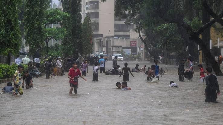 Monsoon Update: महाराष्ट्र में बारिश का कहर जारी, मुंबई में स्कूल-कॉलेज बंद; गुजरात में Heavy Rain Alert