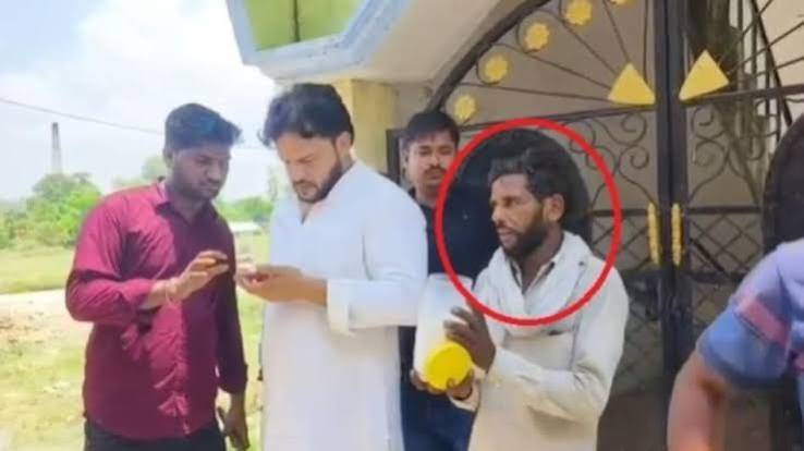 UP Viral सीतापुर में दूध सप्लाई से पहले थूकने का आरोप, आरिफ का Video सोशल मीडिया पर वायरल