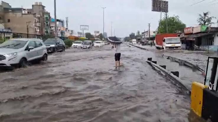 Monsoon Alert: Surat जलमग्न, Gurugram में 10KM लंबा जाम, Jabalpur में 5 मंजिला इमारत ढही
