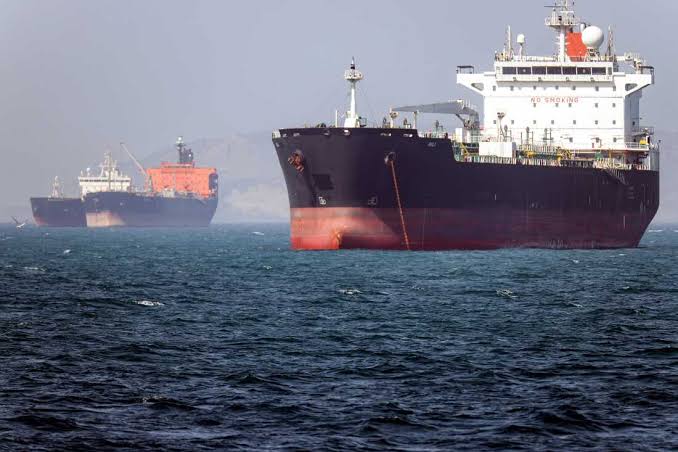 Middle East War Crisis: Hormuz में Iran का Missile Attack, UAE के Oil Tankers बने निशाना