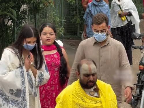 Virat-Anushka Vrindavan Visit: प्रेमानंदजी महाराज के आश्रम पहुंचे विराट-अनुष्का