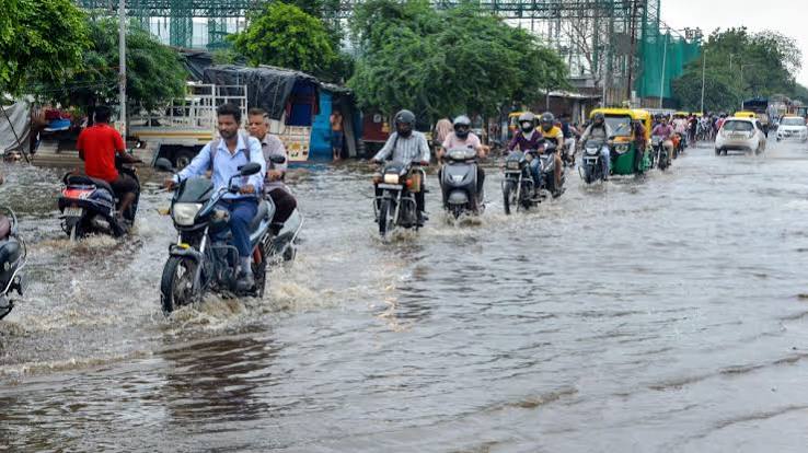 IMD Rain Alert: Surat में बारिश से हालात बिगड़े, Ahmedabad-Mumbai Route पर ट्रेनें रद्द