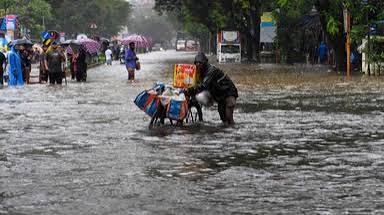 Monsoon Alert Gujarat में बारिश बनी आफत, Assam Flood से 19 की मौत; कई राज्यों में Warning