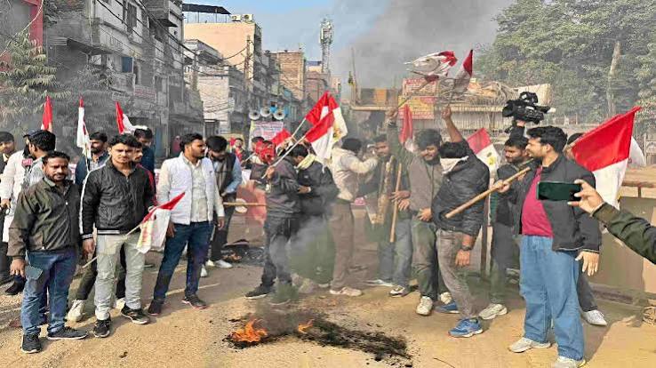 Bihar Protest बंद के बीच सीवान में हिंसा, Indore Alert; Prayagraj में 1000 छात्रों का प्रदर्शन