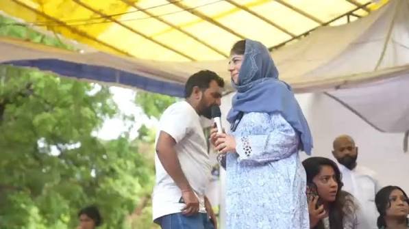 Jantar Mantar Student Protest: पेपर लीक मुद्दे पर छात्रों का प्रदर्शन तेज, Mehbooba Mufti के बयान ने मचाई बहस