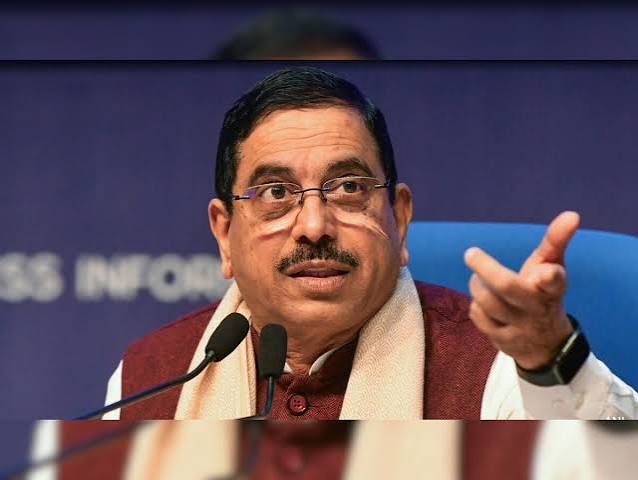 New Education Minister B.A. पास हैं Pralhad Joshi, जानिए क्यों सौंपी गई Education Ministry की जिम्मेदारी