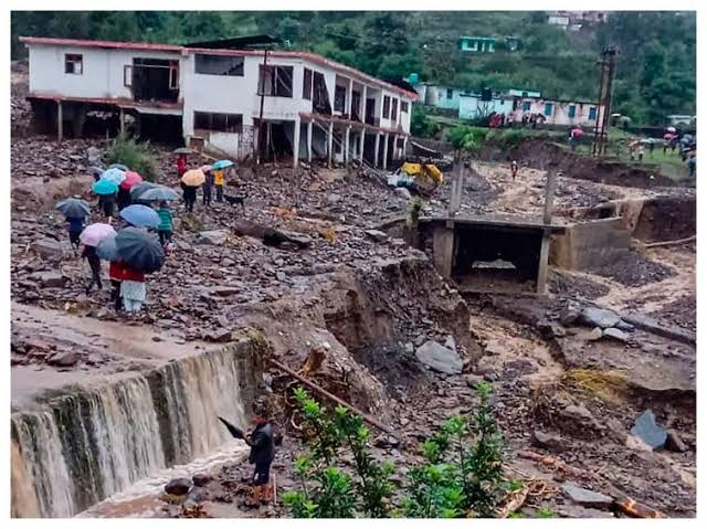 Monsoon Alert: Chamba Cloudburst से घर-गाड़ियां तबाह, Kedarnath Yatra पर ब्रेक