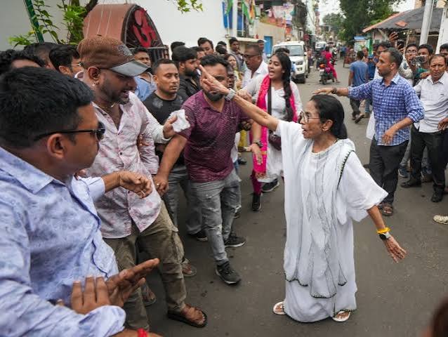 Mamata Banerjee Slaps Three People: TMC रैली में अंडे फेंके जाने के बाद भड़कीं ममता, घर के बाहर हुआ हंगामा