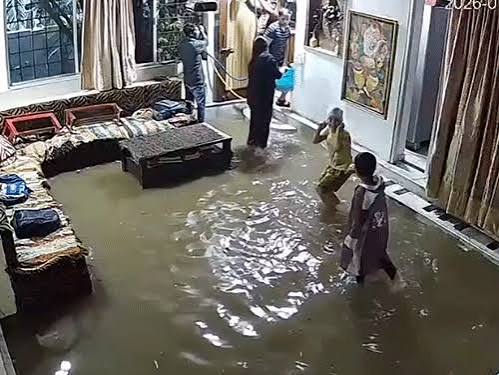 Heavy Rain Update: महाराष्ट्र के वसई में 20 कारें डूबीं, छत्तीसगढ़ में घरों में घुसा पानी; गुजरात में तेज बहाव में बही कार