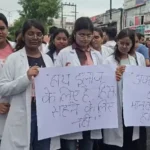 सागर BMC में महिला डॉक्टर और नर्सिंग स्टाफ से अभद्रता का आरोप, BJP नेता पर FIR; विरोध में डॉक्टरों का चक्काजाम