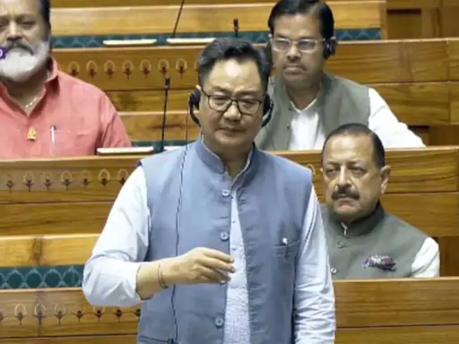 Parliament में पेपर लीक बिल पर विपक्ष का हंगामा, अखिलेश बोले- सरकार वादे नहीं, सिर्फ जुमले देती है