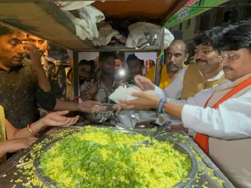 इंदौर में ‘एक पेड़ मां के नाम’ अभियान को मिला जनसमर्थन, राजवाड़ा पर हजारों लोगों ने लिया पौधारोपण का संकल्प