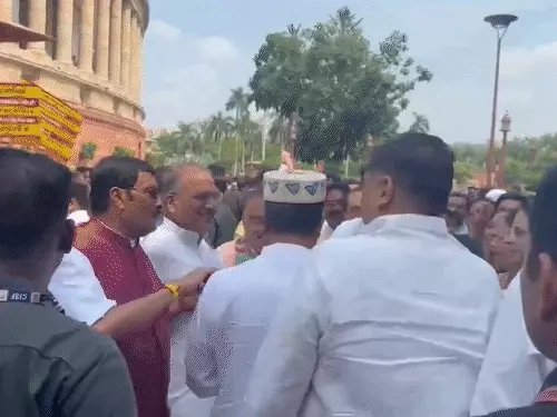 Parliament Session धर्मेंद्र प्रधान का सम्मान, विपक्ष के हंगामे से Lok Sabha और Rajya Sabha की कार्यवाही प्रभावित