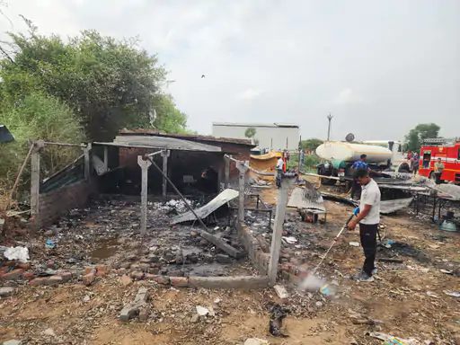 अहमदाबाद में अवैध पटाखा फैक्ट्री में भीषण विस्फोट, 8 कर्मचारियों की मौत; 15 घायल