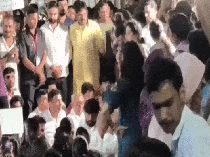इंदौर में छात्र आंदोलन को मिला कांग्रेस का समर्थन, दिग्विजय सिंह और जीतू पटवारी धरने में पहुंचे