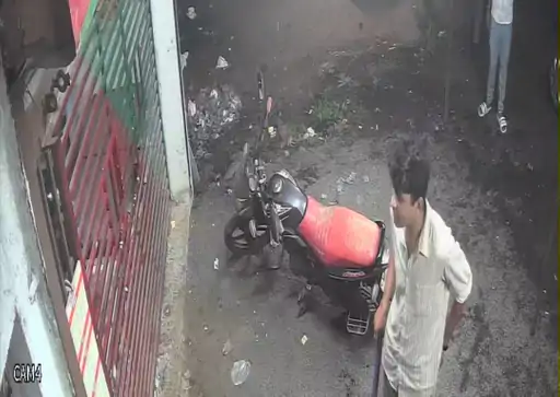 सागर में शराब दुकान पर पुलिसकर्मियों के हंगामे का CCTV सामने आया, गाली-गलौज और धमकी के आरोप