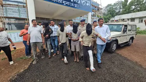 गुना गैंगरेप प्रयास केस: आरोपियों के अवैध मकानों पर चला बुलडोजर, वन भूमि से हटाया अतिक्रमण