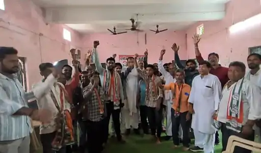 दतिया उपचुनाव में कांग्रेस की जीत पर खंडवा में जश्न, कार्यकर्ताओं ने निकाली रैली और की आतिशबाजी