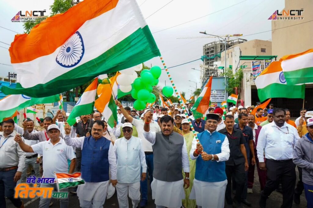 LNCT Tiranga Yatra: हाथों में तिरंगा, दिल में देशभक्ति; वंदे भारत यात्रा में दिखा जोश