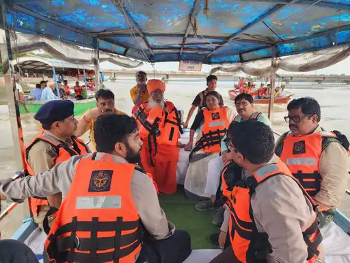 यूपी में बाढ़ का संकट: 11 नदियां चेतावनी बिंदु के पार, चित्रकूट-उन्नाव में घरों तक पहुंचा पानी