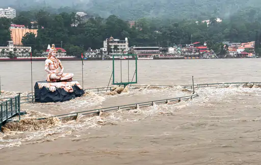 देश के कई राज्यों में बारिश का कहर, UP में घर डूबे; हिमाचल-उत्तराखंड में लैंडस्लाइड से मौतें