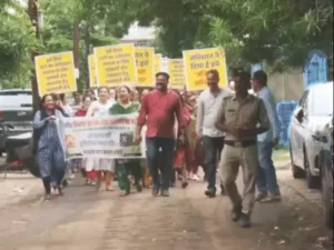 Bhopal News: नगर निगम की कार्रवाई पर उठे सवाल, 10 नंबर की सील दुकान खुलने से नाराज रहवासी सड़क पर उतरे