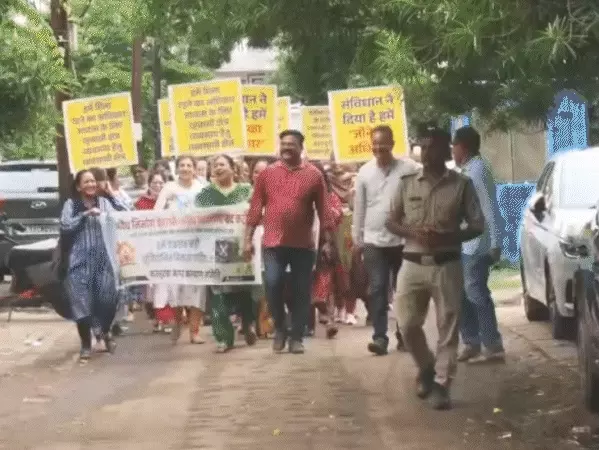 Bhopal News: नगर निगम की कार्रवाई पर उठे सवाल, 10 नंबर की सील दुकान खुलने से नाराज रहवासी सड़क पर उतरे