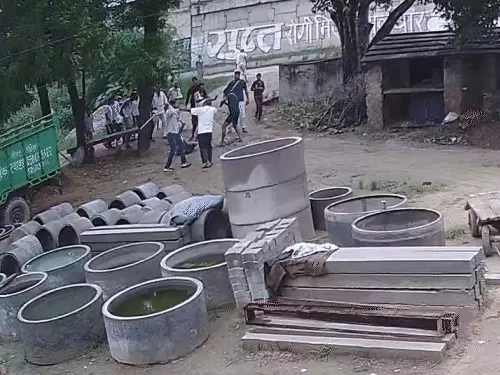 भरतपुर में जमीन विवाद को लेकर युवक पर लाठी-डंडों से हमला, CCTV में कैद हुई वारदात