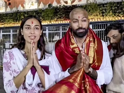 Hardik Pandya Tirupati Visit: हार्दिक पंड्या ने सिर मुंडवाया, तिरुपति बालाजी के किए दर्शन; महिका शर्मा भी दिखीं साथ
