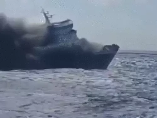 Indonesia Ferry Fire: इंडोनेशिया में फेरी बोट में लगी भीषण आग, जान बचाने समुद्र में कूदे लोग; 5 की मौत, 41 लापता