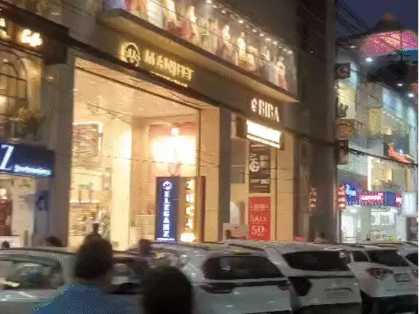 Bhopal News: कॉलोनी में बढ़े मॉल और कारोबार, लोगों की बढ़ी परेशानी; बोले- घर से निकलना भी मुश्किल
