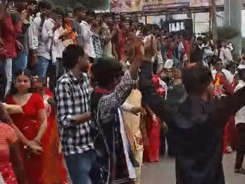 इंदौर में World Tribal Day पर विशाल रैली, पारंपरिक वेशभूषा में नजर आए हजारों युवा