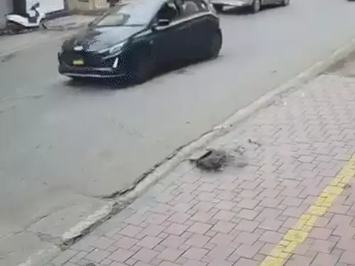 इंदौर में पाइपलाइन टेस्टिंग के दौरान फटी सड़क, CCTV में कैद हुआ खौफनाक मंजर