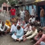 इंदौर में सड़क की बदहाली पर पार्षद का अनोखा प्रदर्शन, कीचड़ में बैठकर दिया धरना